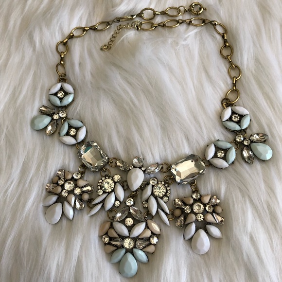 💚 Mint and White Luxe Statement Necklace - Picture 2 of 8